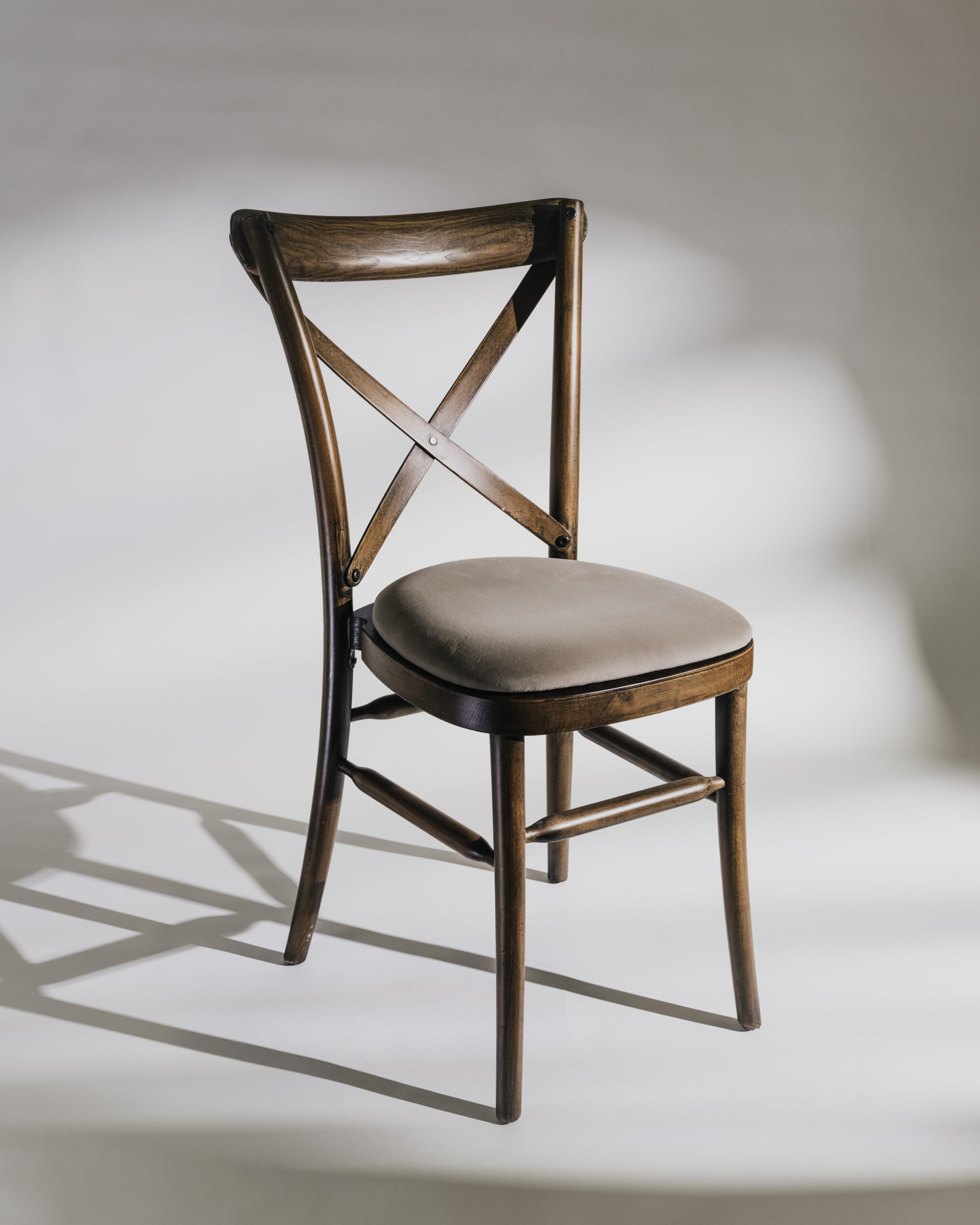 Sedia Crossback Antique con cuscino grigio