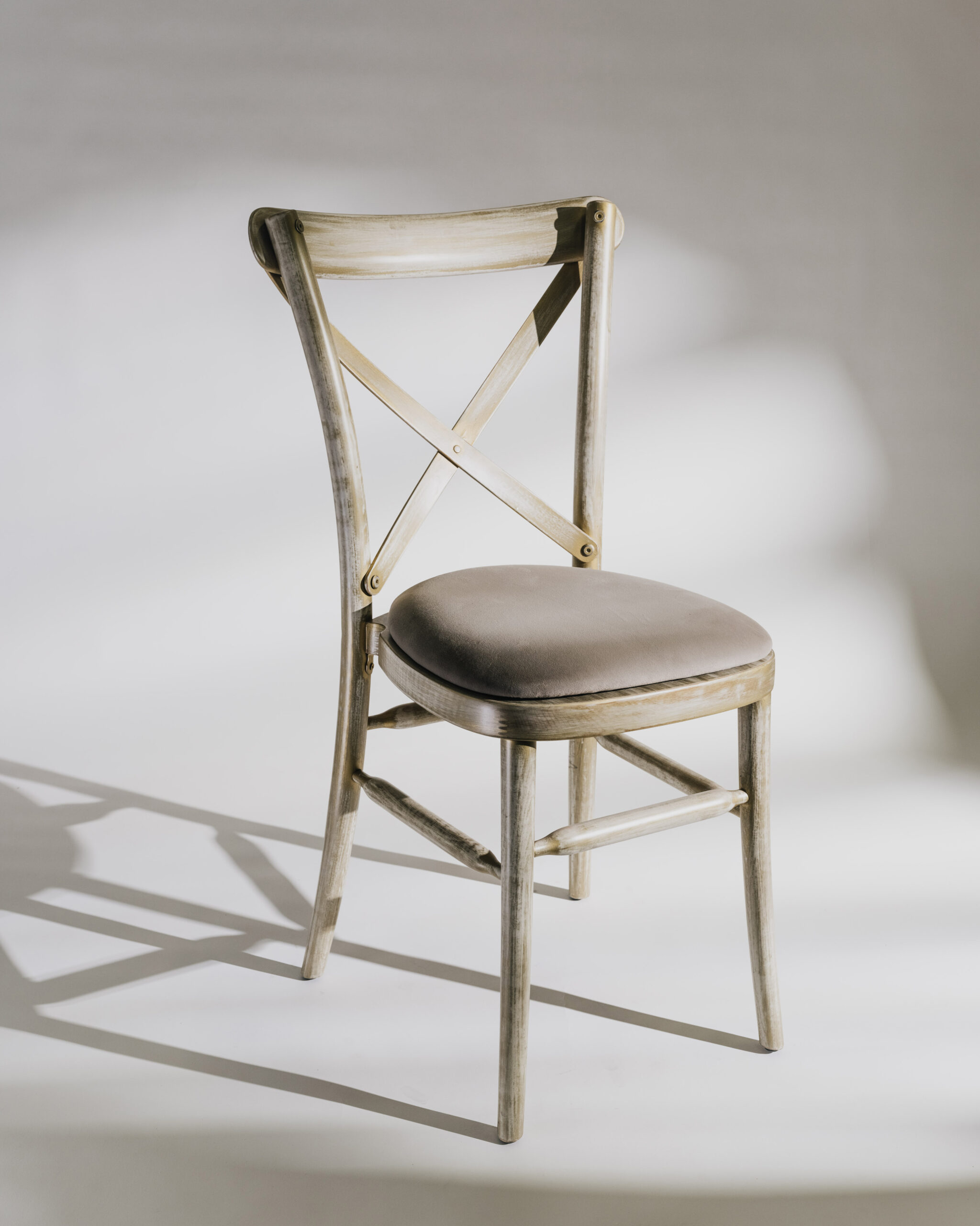 Sedia Crossback Lime Wash con cuscino grigio